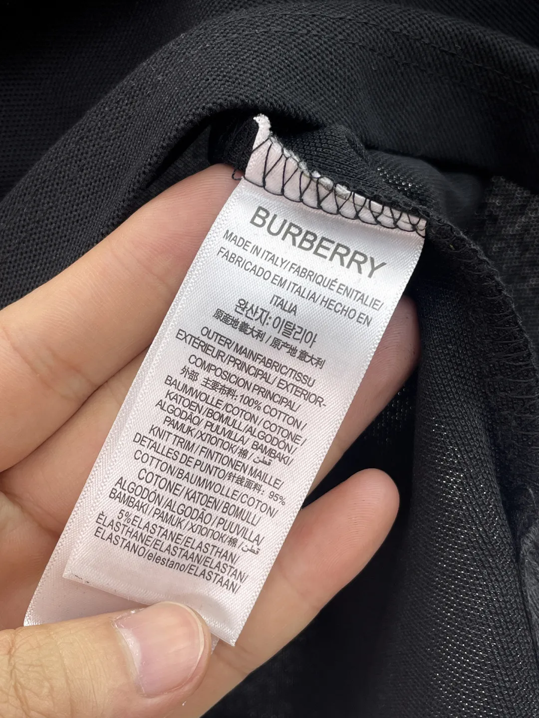 BURBERRY New Arrival Polo shirt, complete with three labels, original fabric, original customized accessories, official Same Style, using 210 grams of pure cotton pique fabric, customized same-tank dyed fabric, very comfortable and smooth to the touch, very wide and stylish, produced by a first-line brand on behalf of Factory, imported Behringer embroidery machine, embroidery is full and textured, imported Kangli direct-injection machine, printing is clear and textured, the collar rib is woven with imported yarn It will not lose shape after being worn for a long time. It is the most New Arrival style in spring and summer. It is fashionable and individual. It is super Versatile and looks good. It is very suitable for both men and women. It is a must-have for everyone. Size: S-XXL